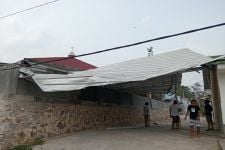 Detik-detik Angin Puting Beliung Merobohkan Atap Masjid Kampung Siger, Mengerikan - JPNN.com Lampung