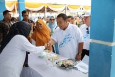 Arinal Makan Ikan Bersama Masyarakat di Labuhan Maringgai Lampung Timur - JPNN.com Lampung