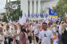 Prabowo Subianto Disambut Meriah Oleh Pendukungnya saat Tiba di Bandar Lampung  - JPNN.com Lampung