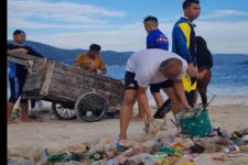 Polisi di Lampung Mengumpulkan Sampah, Lihat Tuh - JPNN.com Lampung