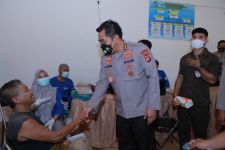Sehat Saat Ramadan: Polres Lombok Tengah Gelar Vaksinasi, Kapolda Salurkan Bantuan - JPNN.com NTB