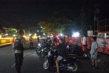 20 Remaja Sumbawa Digiring ke Mapolres karena Tutup Jalan, Lihat Aksinya!  - JPNN.com NTB