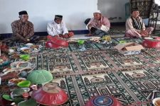 Salat Iduladha Usai, Warga Sasak di Lombok Semangat Begibung - JPNN.com NTB