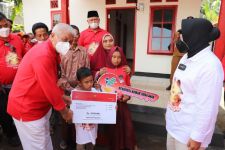 Mensos Risma di Lombok Timur: Renovasi Rumah dan Beri Ruang Belajar - JPNN.com NTB