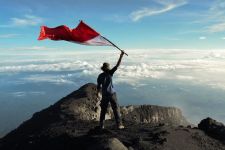 Momen 17 Agustus: Mendaki Gunung Kibarkan Merah Putih, Rinjani jadi Pilihan - JPNN.com NTB