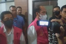 Direktur RSUD Praya Jadi Tersangka Korupsi BLUD, Kenakan Rompi Merah Muda  - JPNN.com NTB