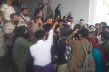 Demo Mahasiswa Lombok Tengah di Kantor Bupati, Teriakkan Kekecewaan - JPNN.com NTB
