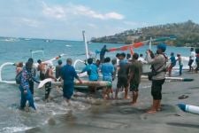 Dihamtam Ombak, Perahu Nelayan di Senggigi Terbalik, Lihat Kondisinya - JPNN.com NTB