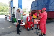 Jelang Kenaikan BBM, Polres Lombok Barat 'Pasang Badan' di SPBU - JPNN.com NTB