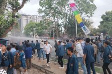 Demo Tolak Kenaikan Harga BBM di Mataram Berakhir Ricuh - JPNN.com NTB