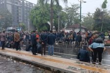 Diguyur Hujan, Ribuan Mahasiswa di Mataram tegas Tolak Kenaikan BBM - JPNN.com NTB