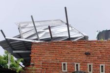 Ditiup Angin Kencang, Puluhan Rumah Warga di Lombok Barat Rusak  - JPNN.com NTB