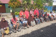 Rayakan Hari Disabilitas, Rachmat Hidayat Sumbang 9 Kursi Roda di Mataram - JPNN.com NTB