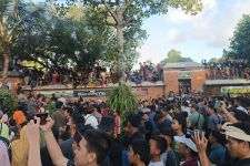 Jaga Toleransi, Ratusan Warga Lombok Barat Ikuti Perang Topat - JPNN.com NTB