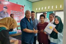Rachmat Hidayat Bagikan Bantuan RST kepada Ratusan KK di Lombok Timur - JPNN.com NTB