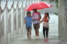 Cuaca Mataram: Hujan Ringan, Wilayah Lain Potensi Bencana Alam - JPNN.com NTB