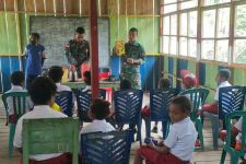 Prajurit TNI Bagikan Susu Gratis untuk Siswa di Perbatasan Papua - JPNN.com Papua