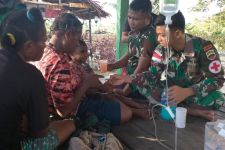 Warga Pegunungan Bintang Dibawa di Pos Batom, TNI Langsung Sigap  - JPNN.com Papua