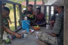 Personel TNI Minum Kopi Bareng Warga di Perbatasan, Lihat Ekspresinya - JPNN.com Papua