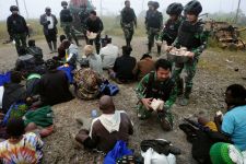 TNI Menjamin Keamanan, Puluhan Pengungsi Kembali ke Nduga - JPNN.com Papua