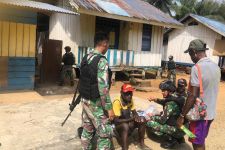 Prajurit TNI Berikan Pengobatan Gratis Kepada Masyarakat Perbatasan Papua - JPNN.com Papua