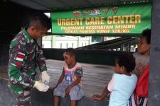 Anton Ibe Datangi Pos TNI Sambil Menangis, Kepalanya Bersimbah Darah - JPNN.com Papua