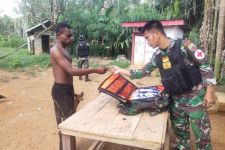 Lihat, Pemuda Tak Berbaju Sambangi Prajurit TNI di Perbatasan Papua - JPNN.com Papua