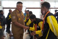 Terima Atlet Angkat Besi, Paulus Waterpauw: Saya Bersyukur, Membanggakan - JPNN.com Papua
