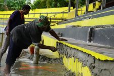 Jelang HUT ke-77 RI, Warga Kompak Mempercantik Stadion Sanggeng - JPNN.com Papua