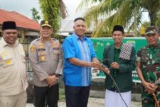Jelang Iduladha, Paulus Waterpauw Serahkan 31 Ekor Sapi Kepada Pengurus Masjid Baitul Amin - JPNN.com Papua