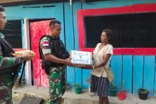 Prajurit TNI Berikan Ini Kepada Warga Perbatasan Papua, Lihat - JPNN.com Papua