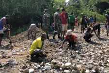 Personel TNI Bantu Aliri Air ke Kebun Warga Perbatasan Papua - JPNN.com Papua