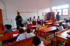 Minat Belajar Anak Tolikara Papua Meningkat, Anas Wanimbo Berterima kepada Personel TNI - JPNN.com Papua