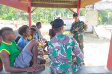 Lihat, Pos TNI Diserbu Anak-Anak Perbatasan Papua, Ada Apa? - JPNN.com Papua