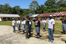 Jelang Peringatan HUT Kemerdekaan RI, Personel TNI Lakukan Ini Kepada Siswa-Siswi di Perbatasan Papua - JPNN.com Papua