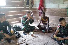 Personel Satgas TNI Membangun Komsos dengan Masyarakat Perbatasan - JPNN.com Papua