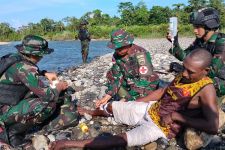 Tim Kesehatan Satgas TNI Berikan Pengobatan Kepada Masyarakat di Perbatasan Papua - JPNN.com Papua