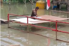 Meski Cuaca Ekstrem, Satgas TMMD Mimika Tetap Membangun Rumah untuk Warga - JPNN.com Papua