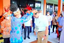 Menko Luhut Disambut Upacara Adat Mansorandak, Lihat - JPNN.com Papua