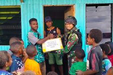 Satgas Pamtas Yonif Raider 142/KJ Berikan Bantuan Sembako ke Panti Asuhan - JPNN.com Papua