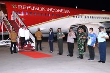 Jokowi Tiba di Papua Malam Ini, 5 Tokoh Berjejer di Bawah Tangga Pesawat Presiden - JPNN.com Papua