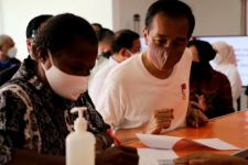 Salurkan Program BLT BBM di Sentani, Jokowi Sebut Perdana di Indonesia  - JPNN.com Papua
