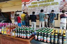 Polisi Membekuk 9 Penjual Miras Ilegal Berkode 'Ada Sayang'  - JPNN.com Papua