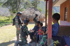 Personel Satgas Yonif Mekanis 203/AK Beranjangsana kepada Masyarakat Pegunungan Tengah - JPNN.com Papua