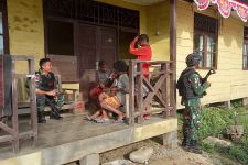 Satgas Yonif 126/KC Memperkuat Kebersamaan dengan Warga Perbatasan Lewat Cara Ini - JPNN.com Papua