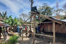 Satgas Pamtas Yonif Raider 142/KJ Merehab Rumah Warga di Papua - JPNN.com Papua