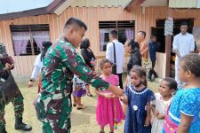 Personel Satgas Pamtas Yonif Raider 142/KJ Sambangi Gereja di Papua, Anak-anak Sekolah Minggu Bersukacita - JPNN.com Papua