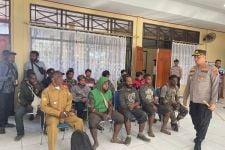 Setelah Dikejar KKB, 10 Pekerja Proyek Akhirnya Dievakuasi di Mapolres Pegunungan Bintang - JPNN.com Papua