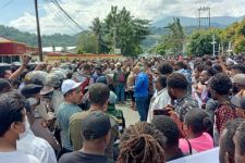 Lukas Enembe Jadi Tersangka KPK, Massa Pendukung Ancam Menduduki Kantor Gubernur Papua - JPNN.com Papua