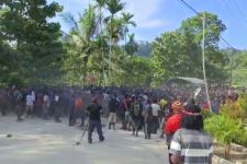 Lukas Enembe Jadi Tersangka Kasus Gratifikasi, Rumahnya Dijaga Ketat Ribuan Orang - JPNN.com Papua